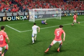 曼晚用游戏模拟曼联vs里昂，奥纳纳失误送礼曼联1-2告负