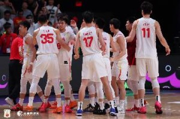 开云体育官方网址-媒体人：中国队防守乱战和三分效果不好 想赢攻防细节得做得更好