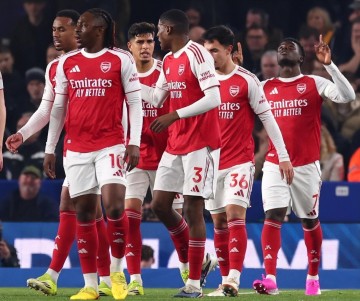 开云体育官方网-足坛悲喜夜！曼城爆冷给阿森纳送大礼，曼联惨遭绝杀，切尔西4:1